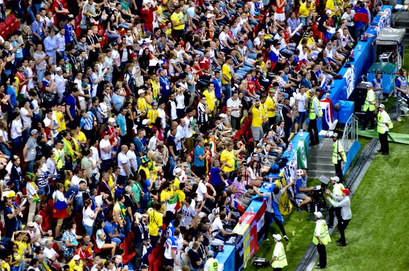 包含巴特勒回归赛场，赛况扑朔迷离首场状态亮眼，西班牙队观众沸腾！的词条